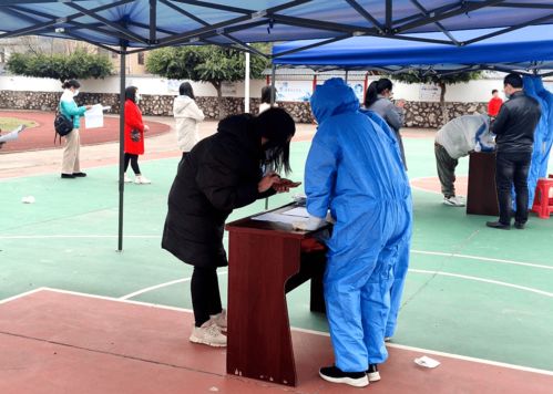 曲江楓灣鎮(zhèn)開(kāi)展全員大規(guī)模新冠病毒核酸采集演練，運(yùn)動(dòng)場(chǎng)館高效服務(wù)顯擔(dān)當(dāng)